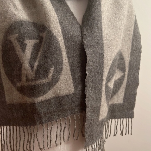 Louis Vuitton Scarf Luxurious Soft 70”L x 11” W 75% Lambswool, 25% Angora 40148S - Picture 5 of 7